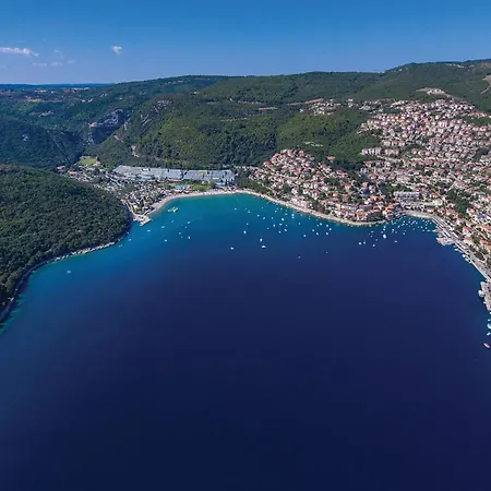 Stunning In Kapelica With Wifi Raša